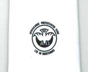 Wit das met AP Kerk embleem