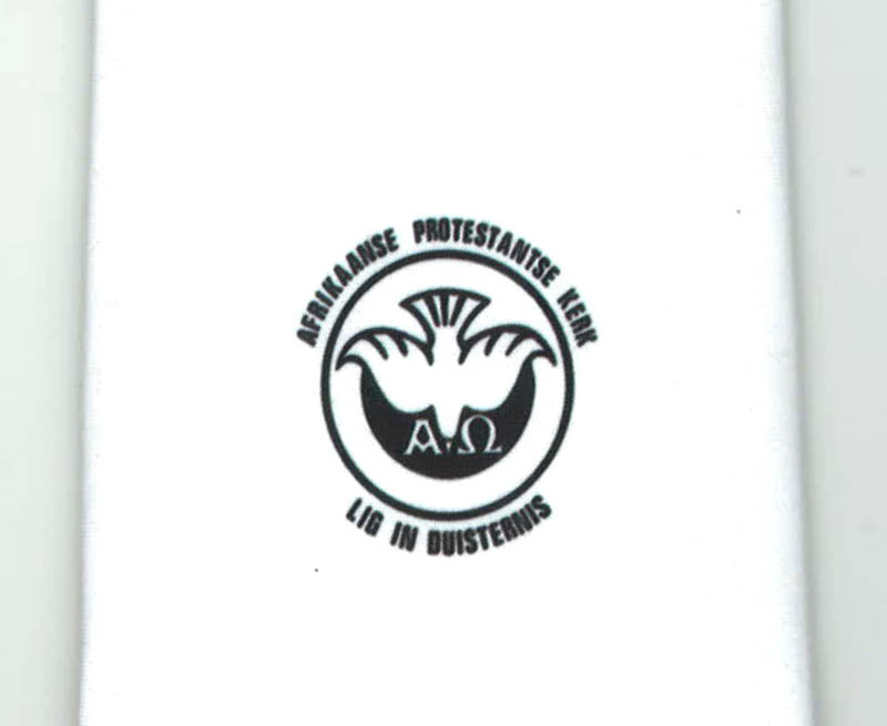 Wit das met AP Kerk embleem
