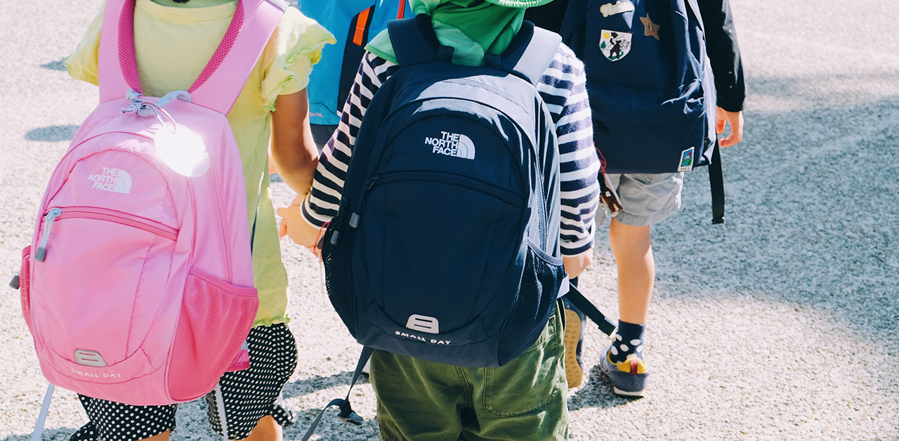 Lig in Duisternis Uitgewers ondersteun Helpende Hand se Skooltassie-projek